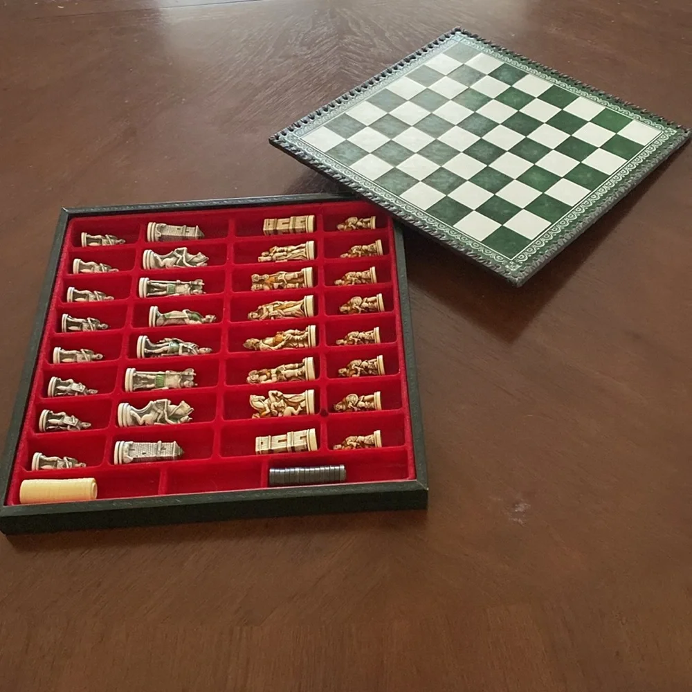 Chess Set-Self Contained. - Picture 11 of 16